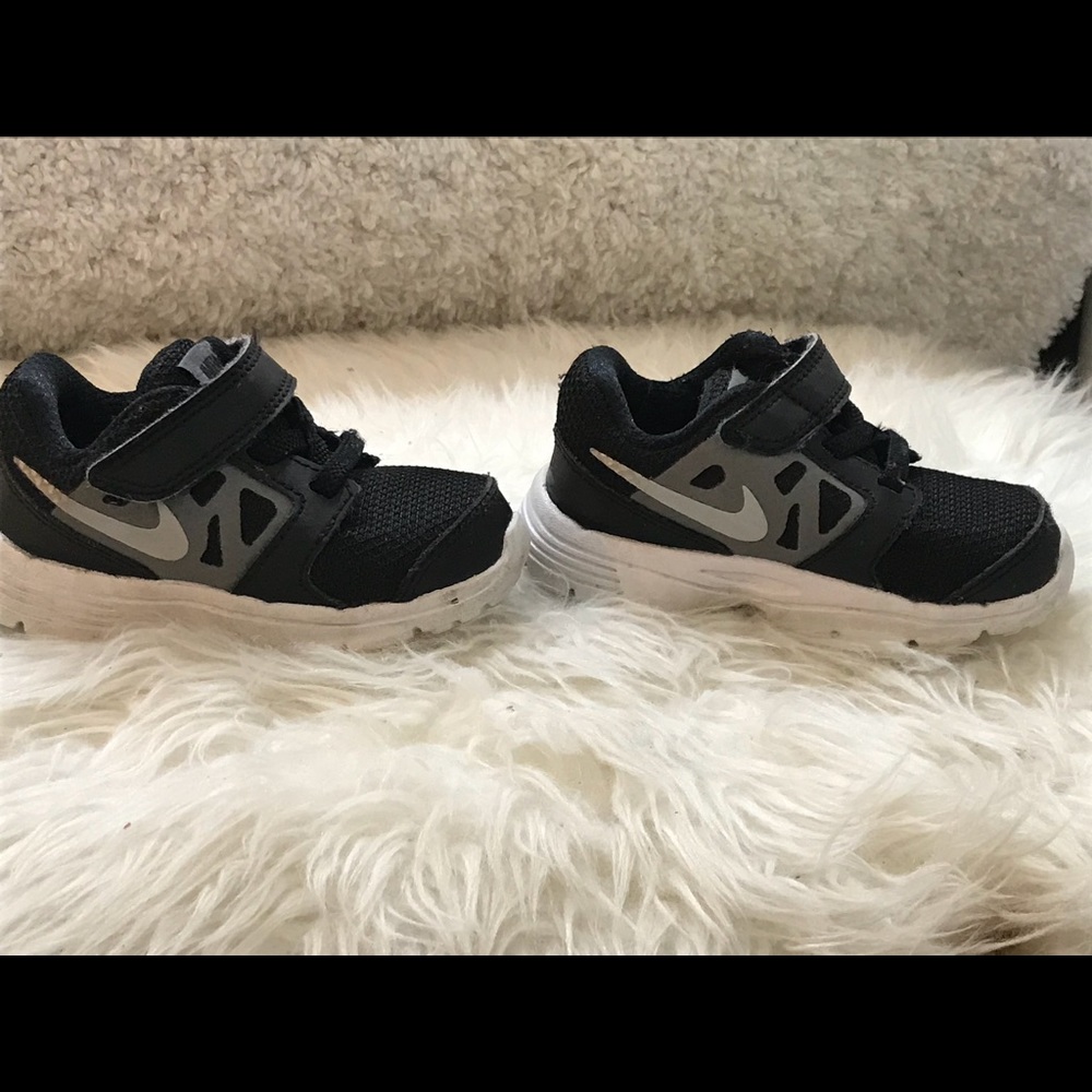 Black & White Nike tennis ( toddler )